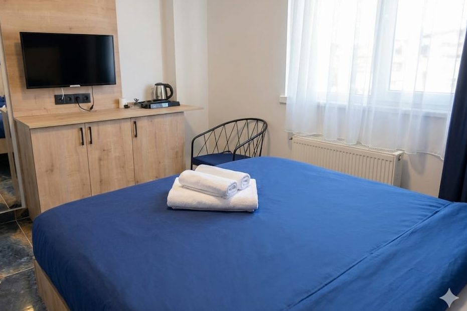 Yenimahalle pansiyon, suit oda ve TV ünitesi