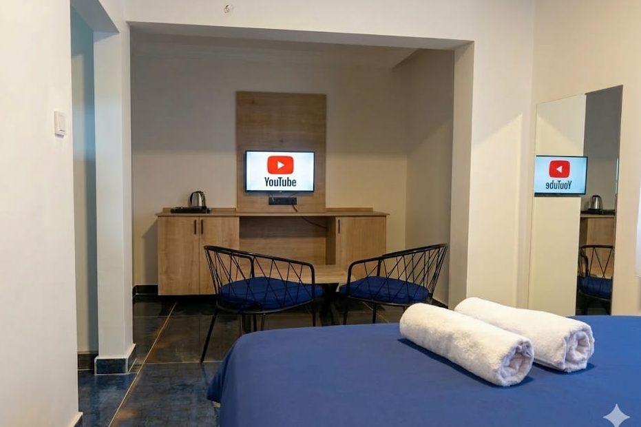 Yenimahalle saatlik kiralık oda, oturma alanı ve yemek masası