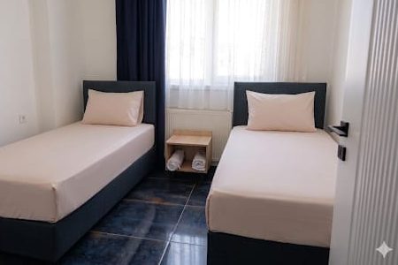 Yenimahalle ucuz pansiyon, iki tek kişilik yataklı oda